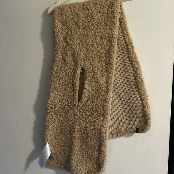 Timberland’s knit and sherpa scarf Tan - Picture 1 of 4
